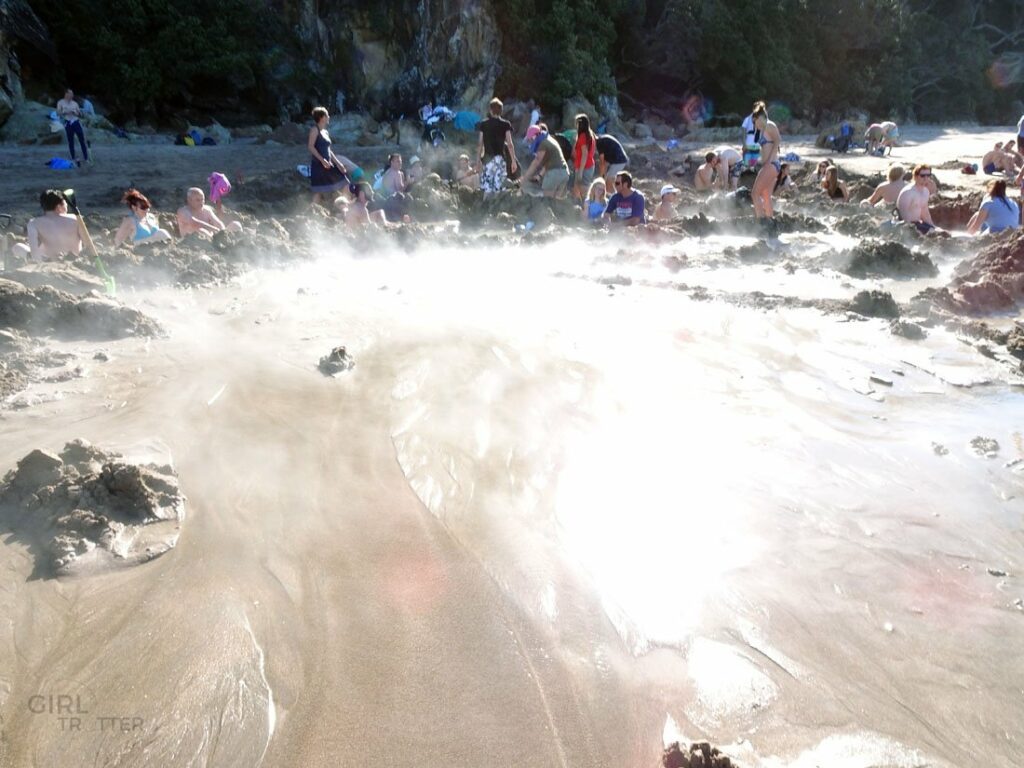 Les bains d'eau chaude naturelle à Hot water beach en Nouvelle-Zélande - Girltrotter