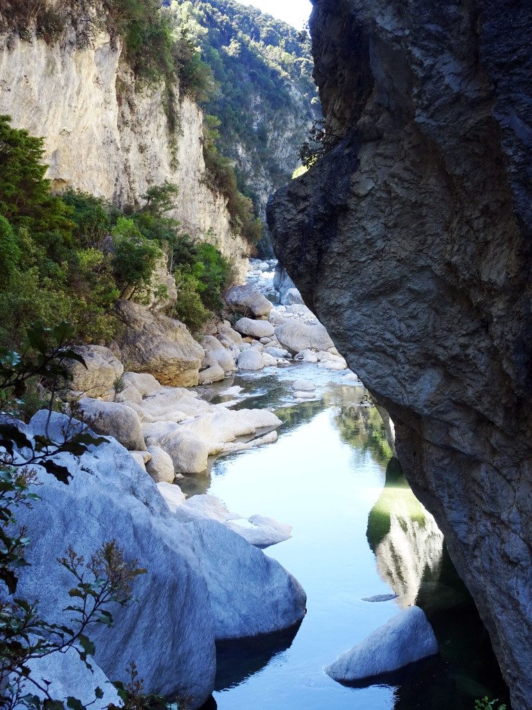 Gorge de Sawcut proches de Blenheim dans la région viticole du Marlborough en Nouvelle-Zélande - Girltrotter