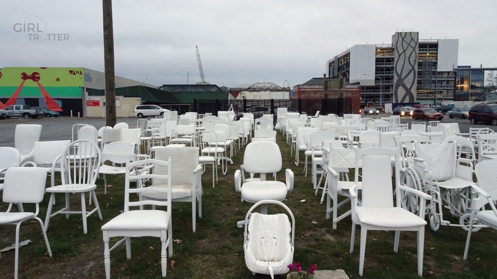 Mémorial des 185 chaises à Christchurch - Girltrotter