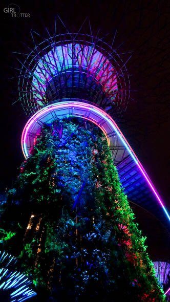 The Supertrees de Gardens by the Bay by night à Singapour - Girltrotter