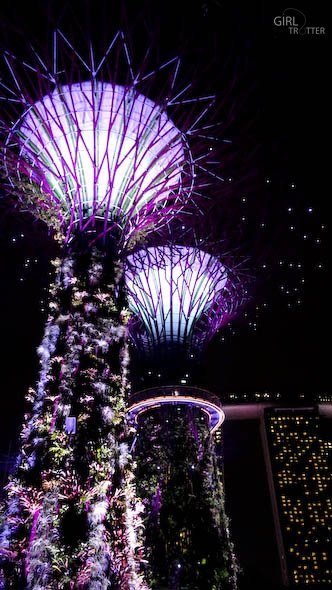 The Supertrees de Gardens by the Bay by night à Singapour - Girltrotter