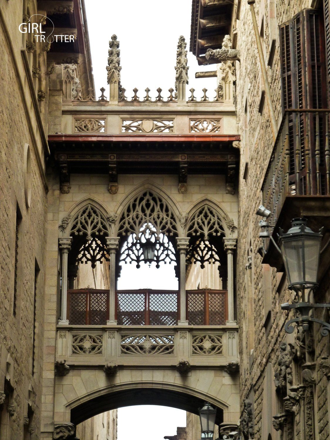 Pont neogothique de la Carrer del Bisbe au coeur du quartier gothique de Barcelone - Girltrotter 