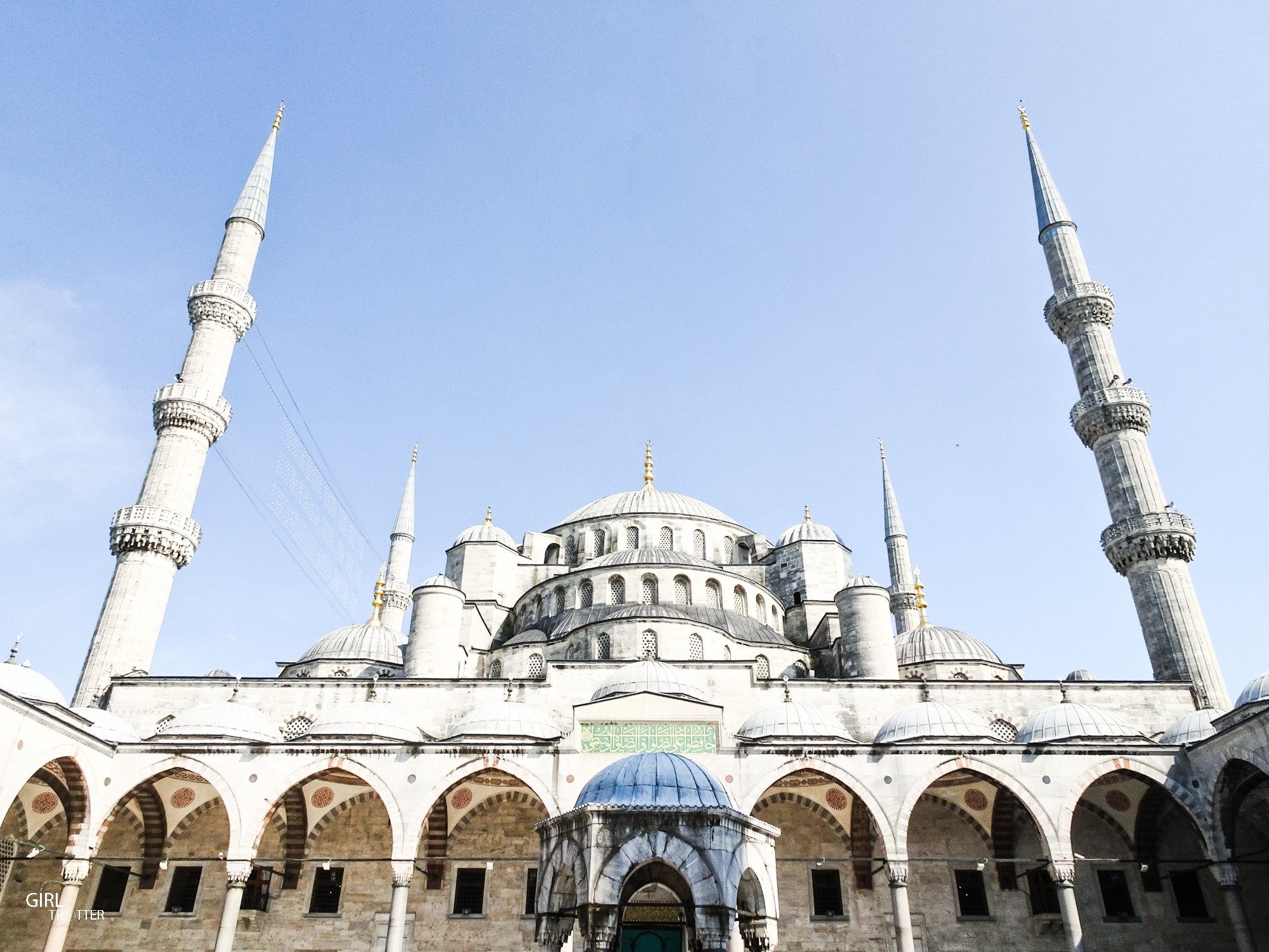 Vue de la cour Intérieure de la Mosquée Bleue ou mosquée du Sultan Ahmet à Istanbul