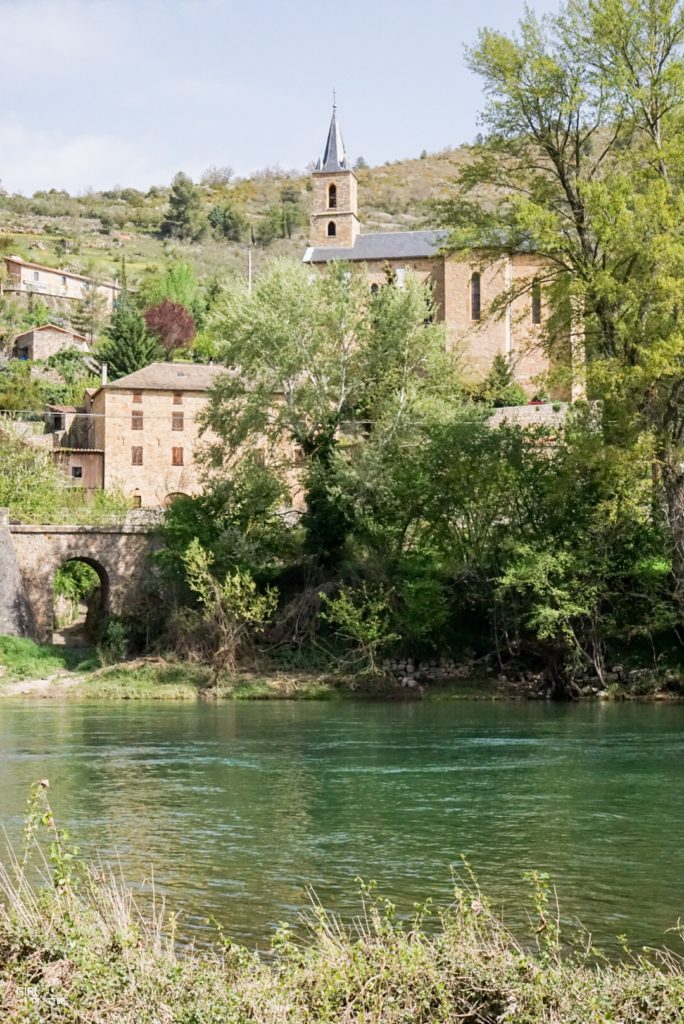 Village semi troglodyte de Peyre en Aveyron