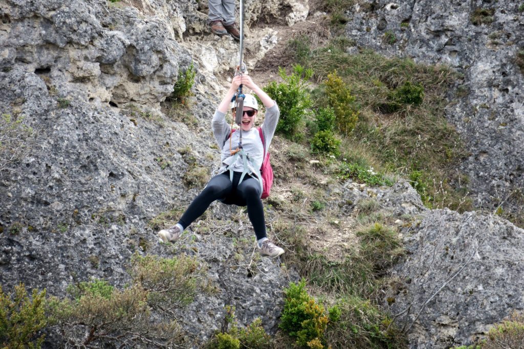 Girltrotter entyrolienne en Aveyron a Montpellier le vieux