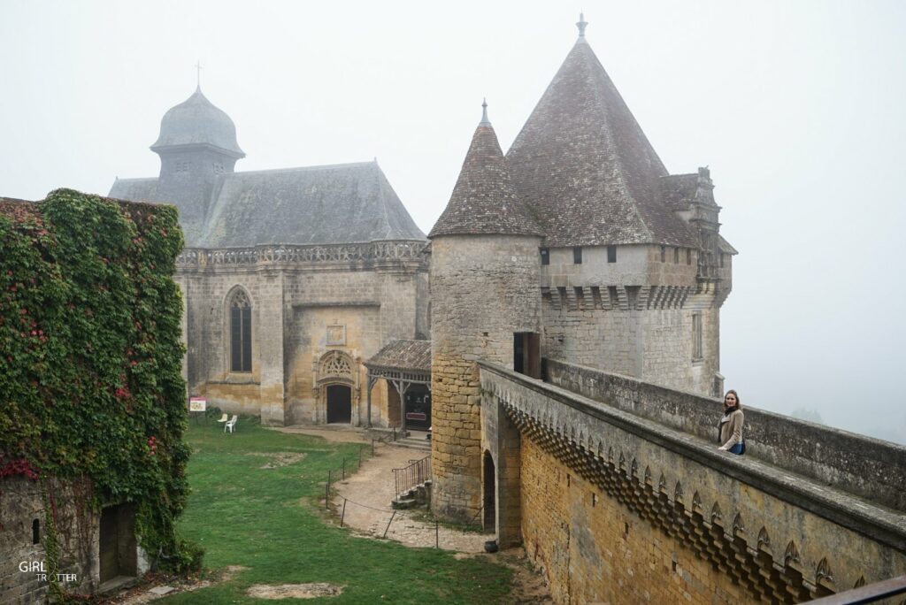 Chateau de Biron et le village Girltrotter1
