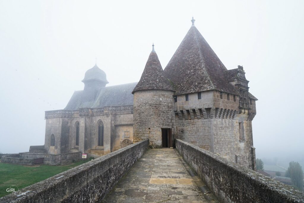 Chateau de Biron et le village Girltrotter3