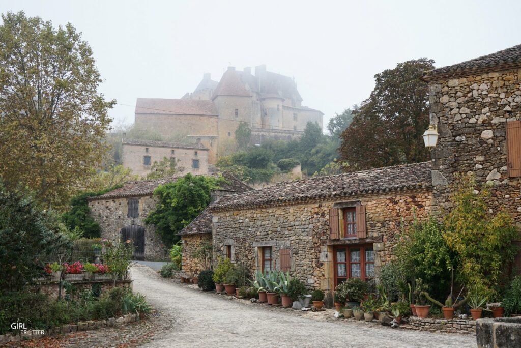 Chateau de Biron et le village Girltrotter6