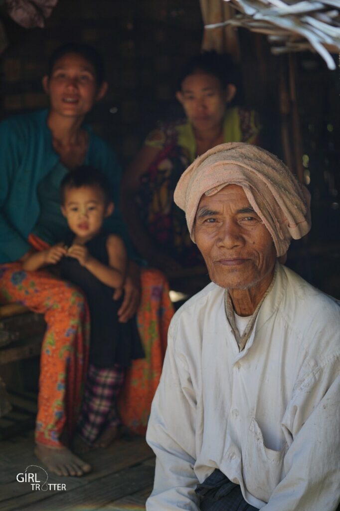 Famille birmane dans un village traditionnel du Myanmar