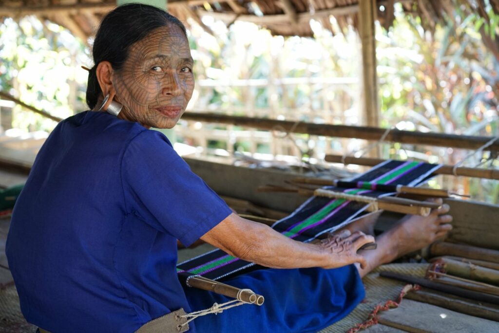 Reportage sur les femmes au visage tatoue du Myanmar Girltrotter 03 2