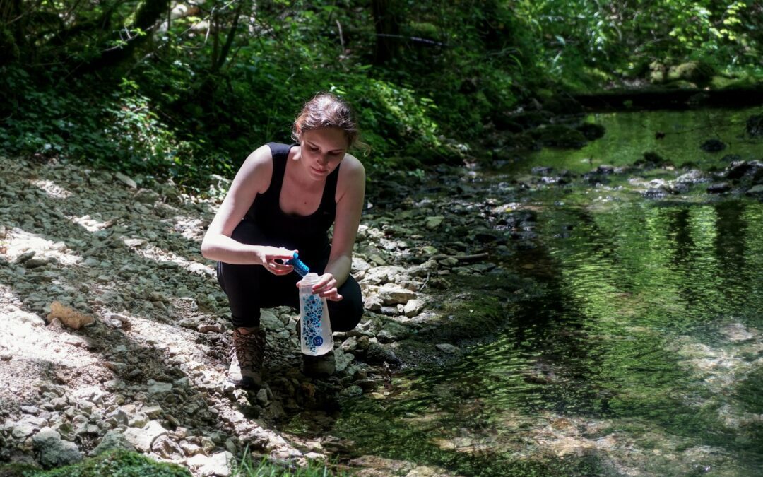 Comment purifier l’eau en randonnée pour la rendre potable ?