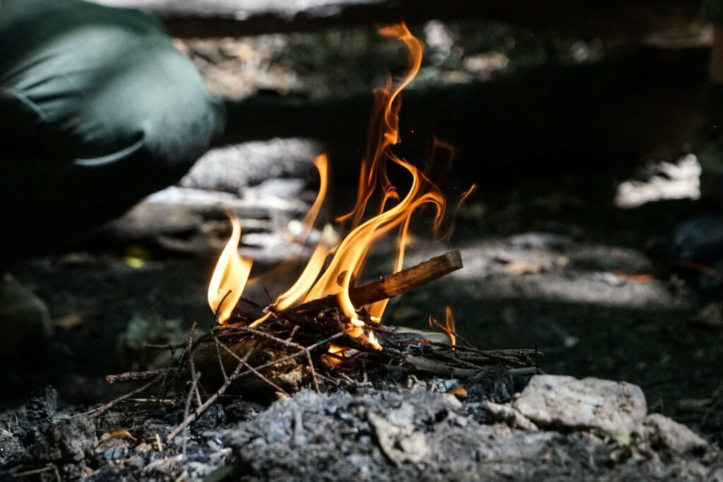 Survie et bushcraft les techniques pour allumer un feu girltrotter blog aventure