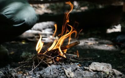 Comment préparer et allumer un bon feu de camp en toute sécurité ?