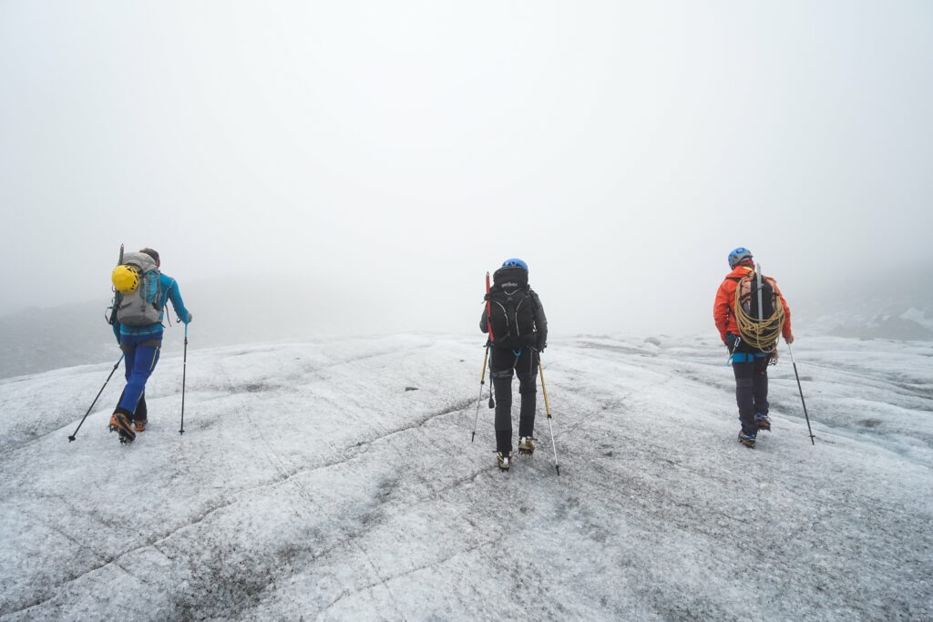 Alpinisme et nettoyage de la mer de glace à Chamonix blog voyage et randonnee Girltrotter scaled
