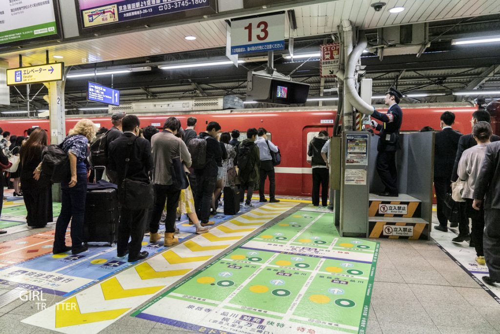 Prendre le métro au Japon et faire la queue