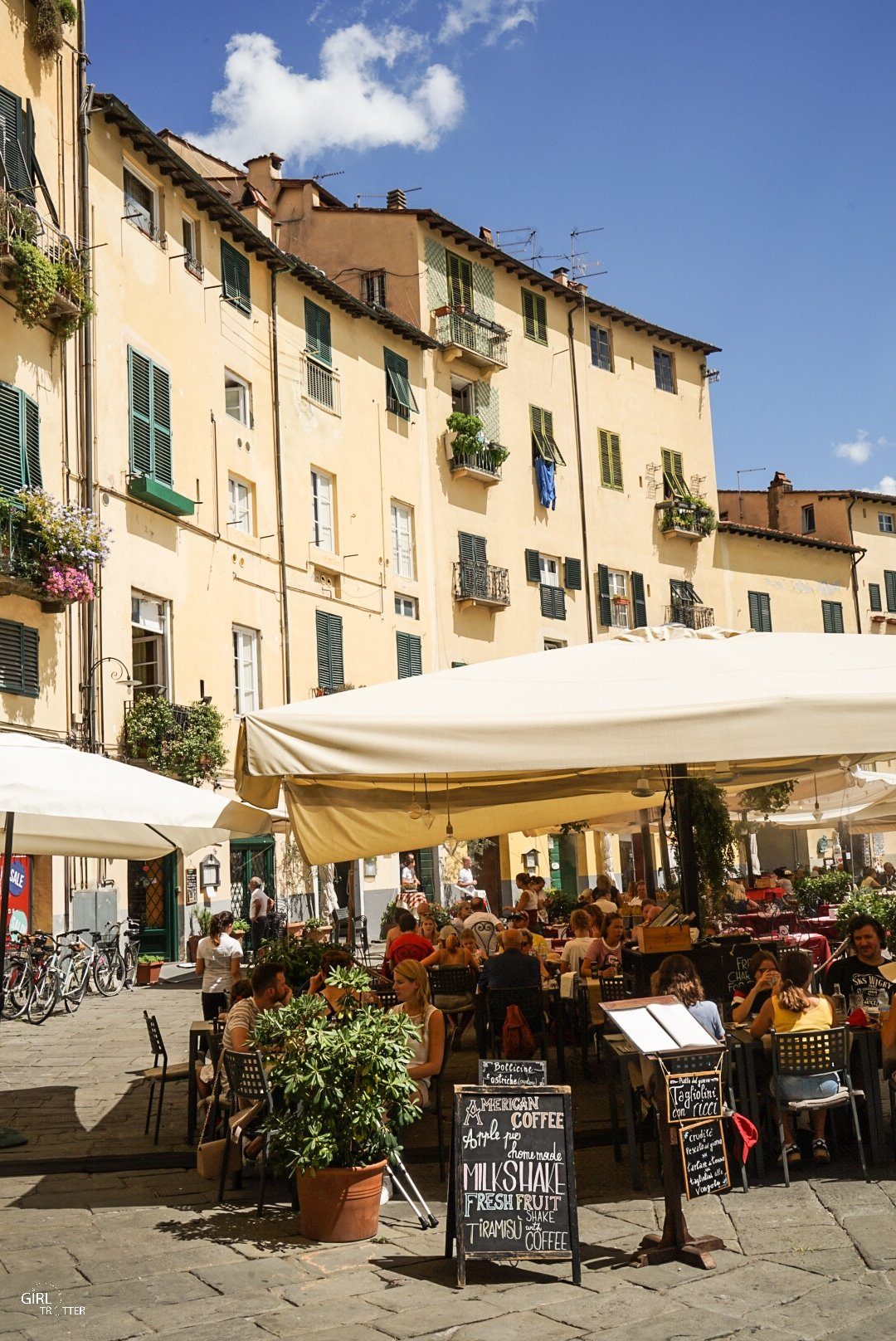 Lucca plazza anfiteatro - Lucques place de l'amphithéâtre Italie