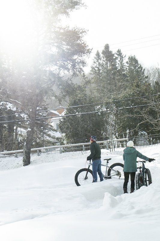 Activité fat bike de l'hôtel Resort Entourage sur-le-lac en hiver à Lac-Beauport proche de la ville de Québec