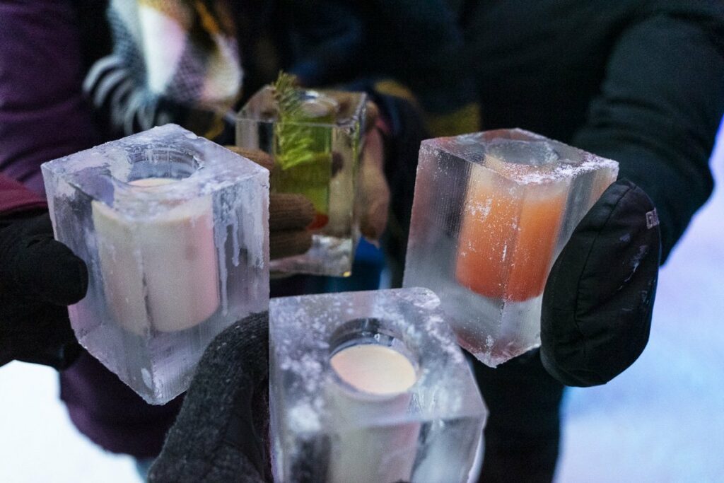 Trinquer dans des shooters de glace au Bar de l'Hôtel de glace de Québec