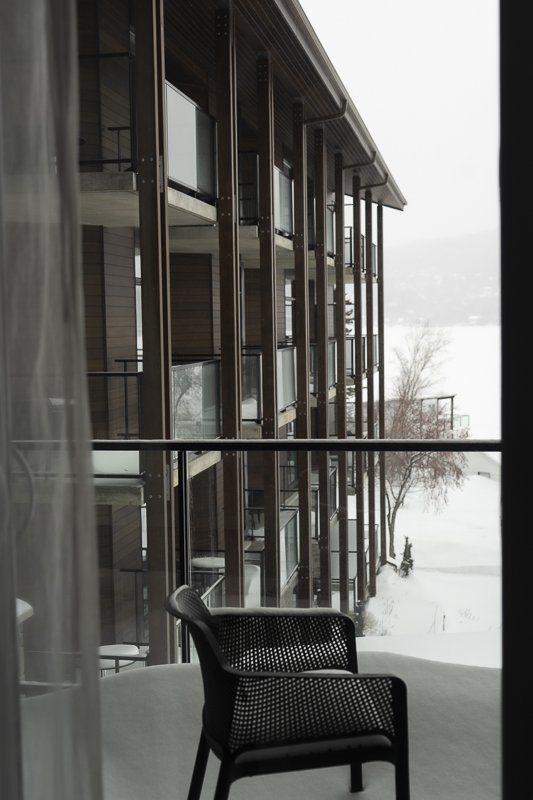 Chambre avec vue sur le lac gelé de l'hôtel Resort Entourage sur-le-lac en hiver à Lac-Beauport proche de la ville de Québec en hiver