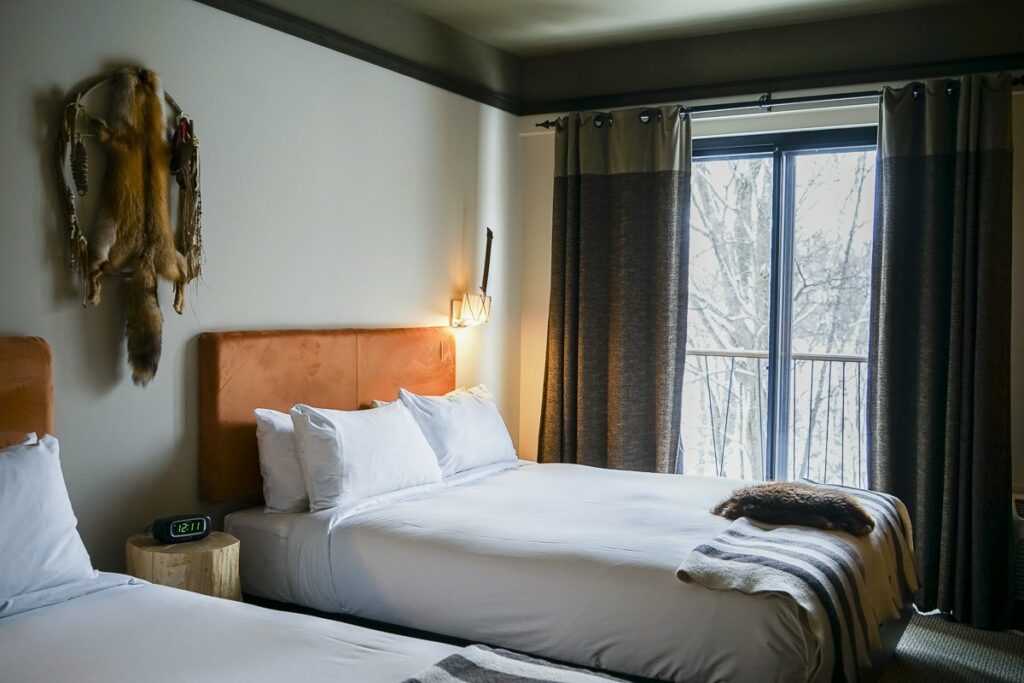 Chambre de l'Hôtel-Musée Premières Nations à Wendake Québec