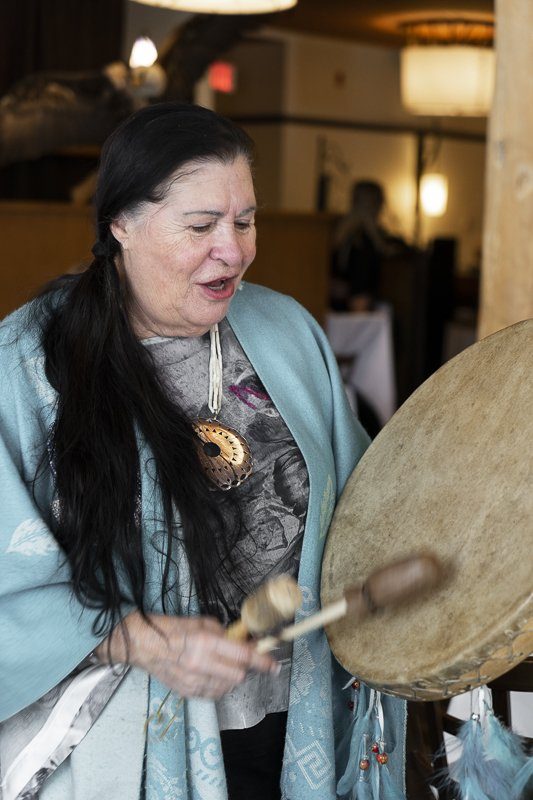 Performance musicale huron wendat de l'Hôtel-Musée Premières Nations de Wendake à Québec Cité