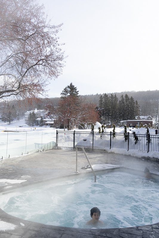 Spa jacuzzi extérieur de l'hôtel Resort Entourage sur-le-lac en hiver à Lac-Beauport proche de la ville de Québec