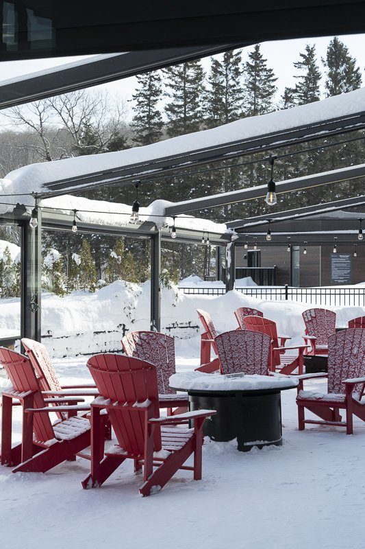 Terrasse de l'hôtel Resort Entourage sur-le-lac en hiver à Lac-Beauport proche de la ville de Québec