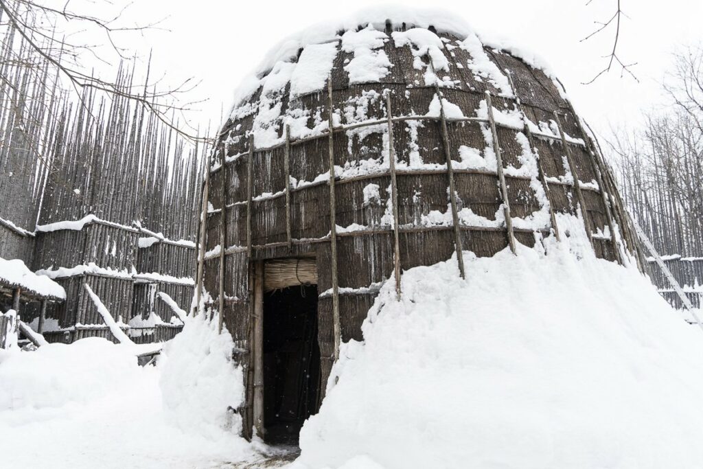 Visiter la maison longue du musée Huron-Wendat Premières Nations de Wendake Québec