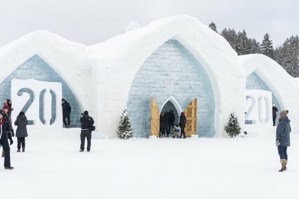 Visiter l’Hôtel de glace de Québec en hiver