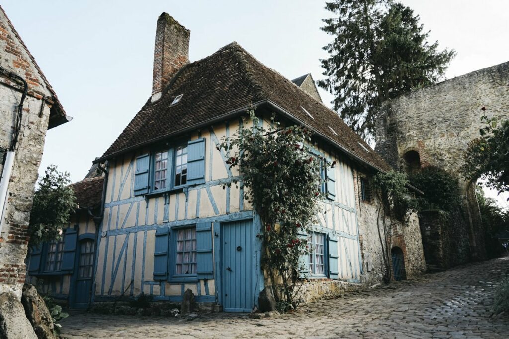 Coeur du village de Gerberoy avec la maison bleue et la tour porte