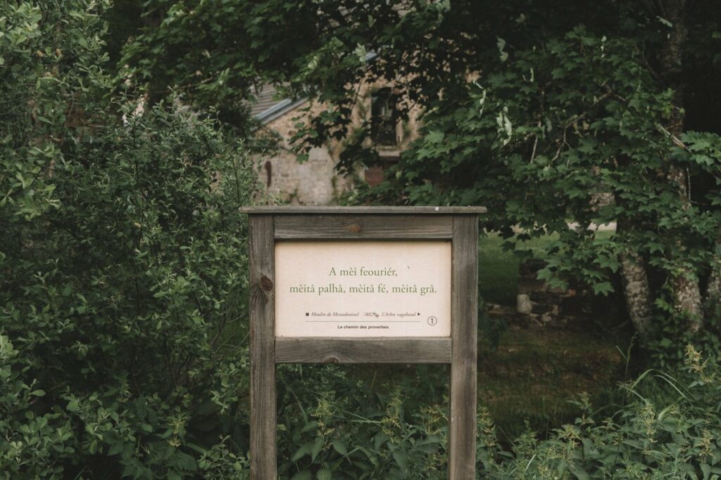Chemin des proverbes du Moulin de Montabonnel hébergement en Ardèche du nord