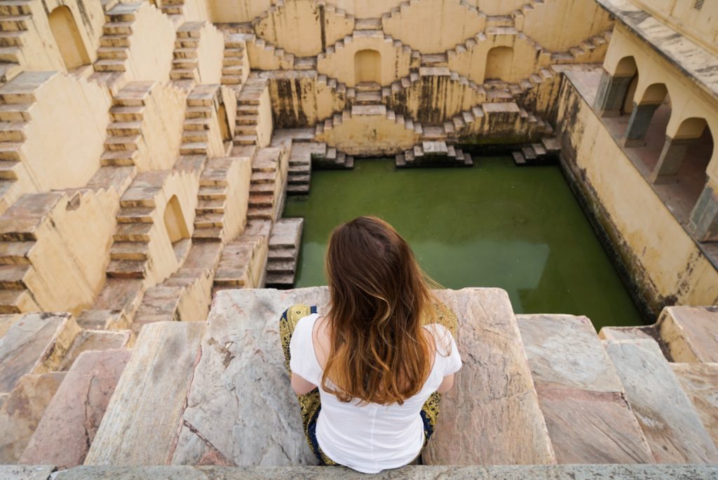 eveil a la spiritualite et a la meditation en voyage stepwell panna meena, jaipur, rajasthan, inde girltrotter, le blog des filles qui voyagent