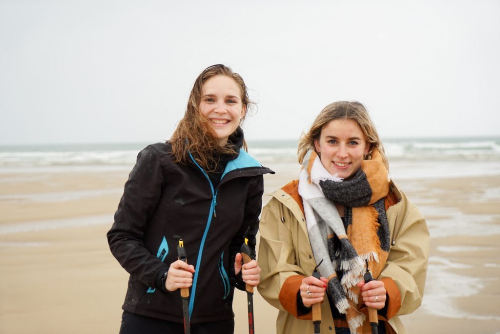 initiation a la marche nordique a la maison des deux caps a la grande plage de wissant girltrotter le blog des filles qui voyagent1