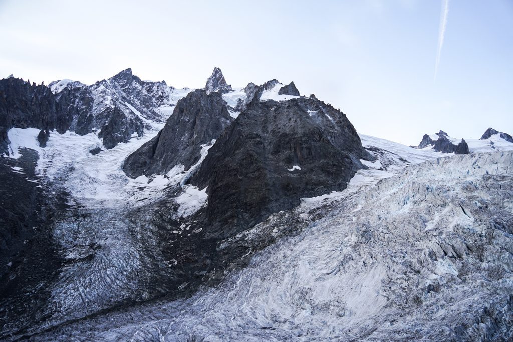 vue depuis le refuge gardé du requin sur la mer de glace de chamonix girltrotter le blog des filles qui voyagent