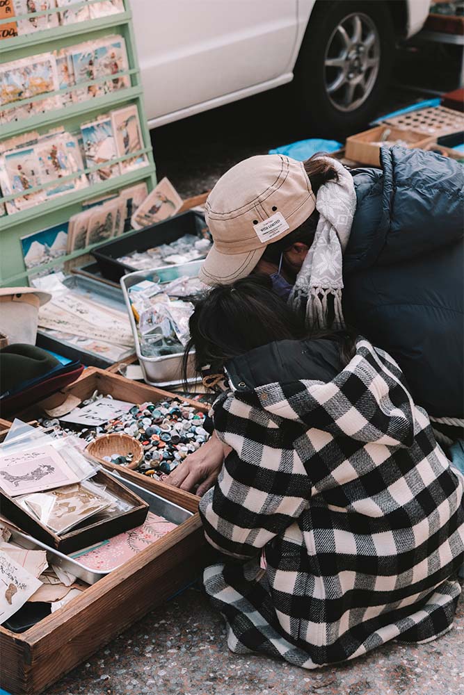 trouver des souvenirs de voyage du japon a kyoto brocante mensuelle du temple kitano tenman gu girltrotter blog aventure et voyage responsable 2