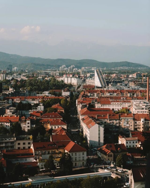Premiers pas à decouvrir Ljubljana, la capitale slovène et Waou 🤩 La première impression est très, très cool 💧 + 🌳 + 🏛 + 🏰  Je me laisse porter là où l'envie me mène, je me faufile dans les ruelles et j'admire, les yeux écarquillés de plaisir.

Vous aimez ?

#Slovénie #Slovenia #ifeelslovenia @feelslovenia  #ljubljana @visitljubljana #visitljubljana 
 #ljubljanacastle #ljubljanskigrad #franciskanskacerkevmarijinegaoznanjenja #gornjitrg #petkovskovonabrezje #cankarjevonabrežje #robbovvodnjak #fontainerobba #stolnicacerkevsvnikolaja #cathedralesaintnicolas 

#citytrip #traveleurope #voyage #voyageeneurope #voyageentrain #Slowtourisme #slowtravel #tourismedurable #voyageresponsable