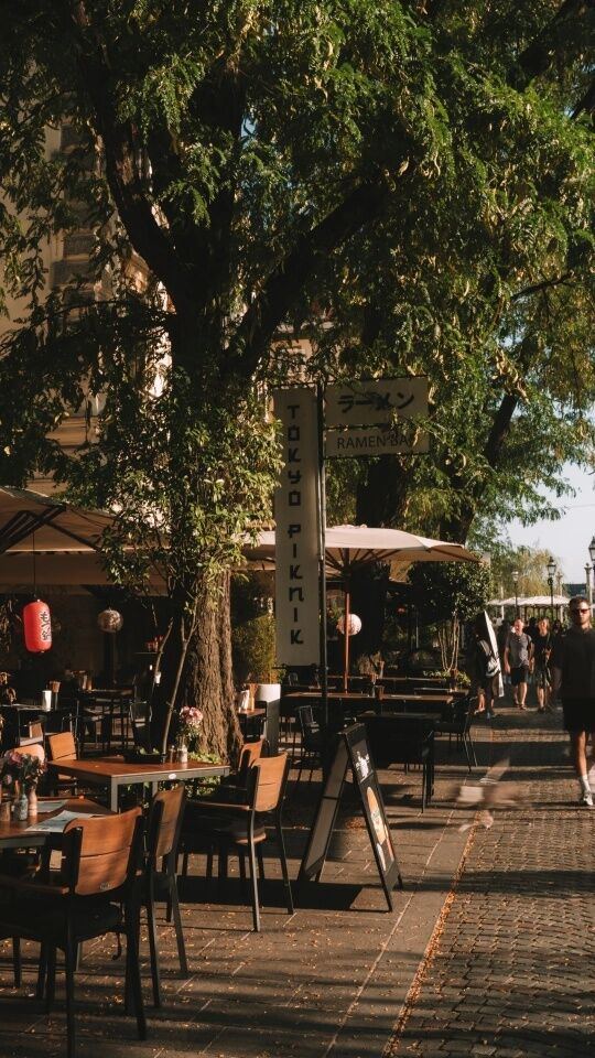 Ljubljana so far, j'aime vraiment bien 💚 que ce soit l'ambiance bohème de la ville pleine de nature, comme ses soirées folles. Ah mais ça, je vous le raconte plus tard en story. En tout cas j'ai passé un excellent weekend pour débuter mon séjour dans la Capitale slovène qui promet un beau voyage.

#Slovénie #Slovenia #ifeelslovenia @feelslovenia  #ljubljana @visitljubljana #visitljubljana 
 #ljubljanacastle #ljubljanskigrad #franciskanskacerkevmarijinegaoznanjenja #gornjitrg #petkovskovonabrezje #cankarjevonabrežje #robbovvodnjak #fontainerobba #stolnicacerkevsvnikolaja #cathedralesaintnicolas #openkitchen @odprtakuhna #foodmarket #foodcourt
#citytrip #traveleurope #voyage #voyageeneurope #voyageentrain #Slowtourisme #slowtravel #tourismedurable #voyageresponsable