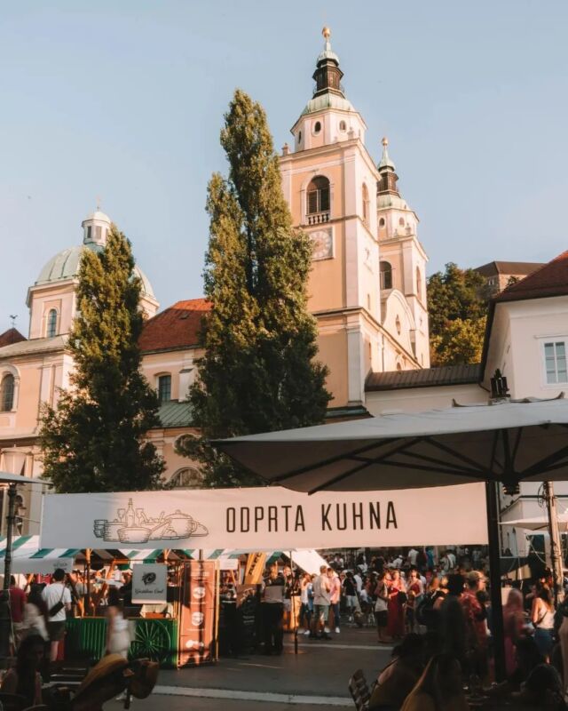 Ljubljana et son Open Kitchen (@odprtakuhna) 💛
De mars à Octobre sur la place du marché les vendredis, se tient cet événement populaire pour déguster de la streetfood du monde entier.
Comme manger est un vrai plaisir et fait carrément partie du voyage, me voilà fin heureuse au milieu des stands de nourriture, mais surtout au milieu des gens, dans une ambiance estivale conviviale et à la fête.
J'étais franchement partagée entre les raviolis de pomme de terre et goulash local (idrijski žlikrofi) mais ce burger végé aux champignons me faisait de l'œil 🤷🏼‍♀️ Je me dis que je retrouverai bien cette spécialité ailleurs. Vous auriez choisi quoi ?

#Slovénie #Slovenia #ifeelslovenia @feelslovenia  #ljubljana @visitljubljana #visitljubljana #odpatakuhna #openkitchen #foodcourt #citytrip #traveleurope #voyage #voyageeneurope #voyageentrain #Slowtourisme #slowtravel #tourismedurable #voyageresponsable