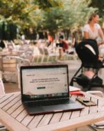 Et toi, tu fais quoi dans la vie ? 🤔 Plutôt team ordi 💻 ou terrain 🌳 ?
Ici 👩‍💻, je suis à mon compte depuis +3 ans maintenant : j'ai ma propre activité avec @nouvellelune.agency et je peux travailler depuis n'importe où avec mon ordi et une connexion Internet, comme ici pendant mon séjour de 3 semaines en Slovénie (ci-dessous je te partage 3 adresses de café pour travailler depuis #Ljubjlana ✍🏻)

Il y a peu j'ai formulé une vérité qui mérite que je me la rappelle dans les périodes où le travail est moins motivant (heureusement, ce n'est pas le cas en ce moment, bien au contraire !) 🙌
J'ai (re)réalisé à quel point j'ai créé mon métier sur-mesure pour coller à mon style de vie et combien je m'y épanouis ! Tout cela en écrivant qui j'étais pour une bio demandée dans le cadre d'une conférence où j'intervenais. J'ai écris : "À la croisée entre mes compétences en communication digitale, mon amour du voyage et mes valeurs pour la protection des écosystèmes et de la planète, il y a mon ikigai : mon métier." Ça m'a fait comme un petit électrochoc ⚡️ Ça m'a remis à l'esprit que oui, j'aime ce que je fais, je crois profondément au sens qu'il y a dans mon métier pour visibiliser l'offre de tourisme responsable via la communication digitale et ainsi participer à transformer nos modes de consommation du voyage pour in fine, protéger l'environnement et les hommes ! Ouf, ça fait du bien parfois ces éclairs de génie qui donnent du peps 💡😃

Dans l'ordre d'apparition des photos :
☕️💻 Kavarna SEM lounge bar le café du Musée ethnographique slovène @kavarnasem avec une belle terrasse ombragée par de beaux érables
☕️💻 Stow Coffee Roasters @stowcoffeeroasters un joli café design à l'intérieur du musée de la ville
☕️💻 Tozd un bar café à l'allure originale @tozdbar en coeur de ville

#tourismedurable #voyageresponsable #communicationdigitale #créationdecontenu #digitalnomad #digitalnomadism #digitalnomade #digitalnomads #nomadworker #voyage #voyagevoyage